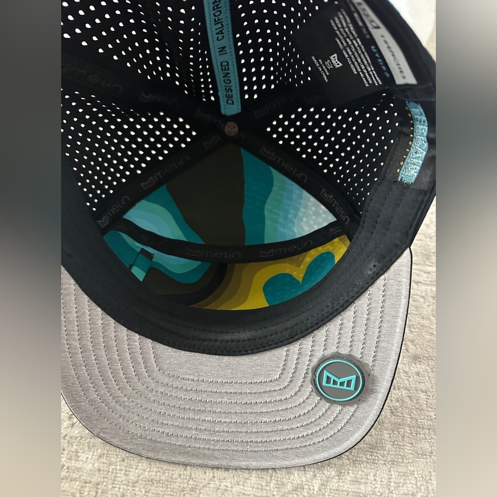 Stylish Black and Gray Cap with Pattern - Picture 3 of 4